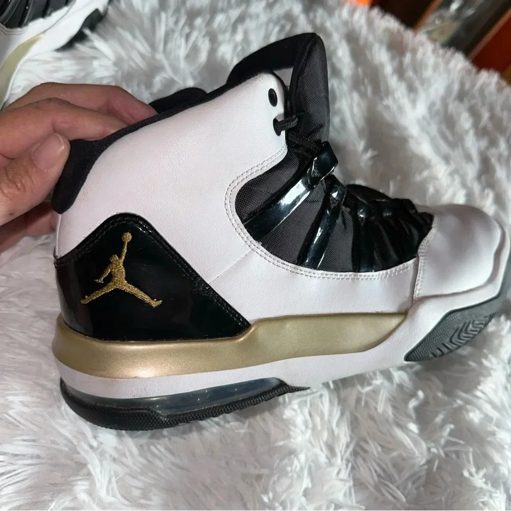 Jordan Max Aura White Black Gold
